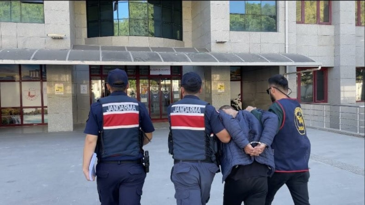 Antalya’da ambulansa yol vermeyen sürücü tutuklandı