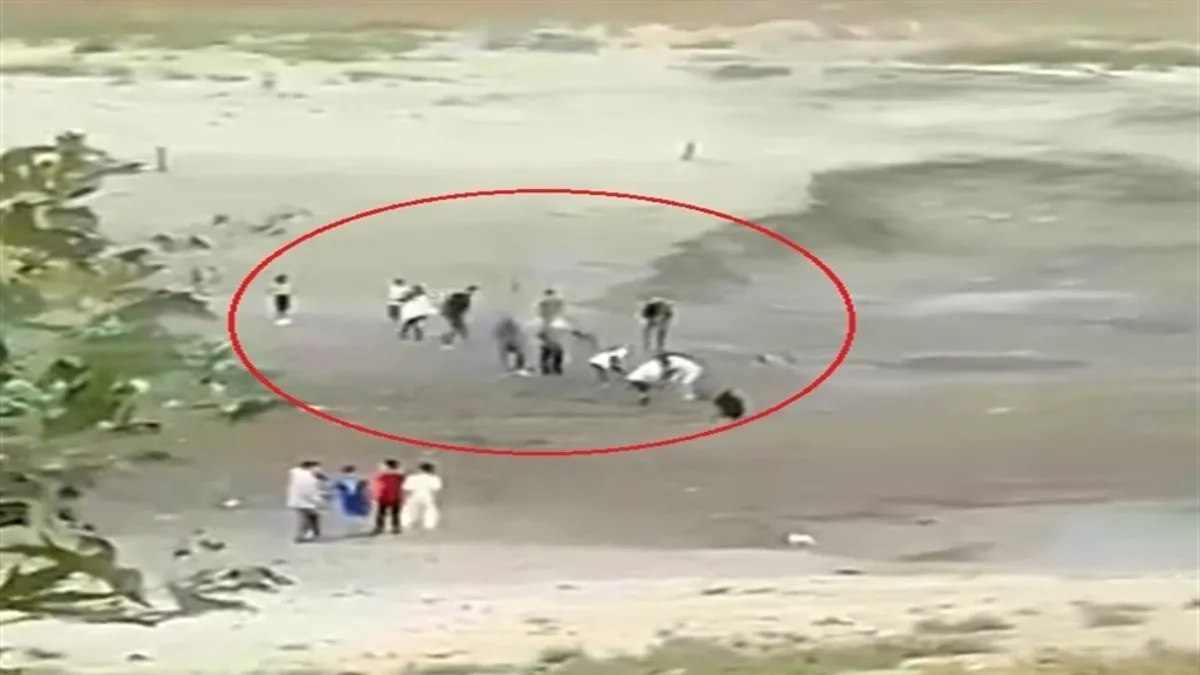 Bursa’da insan zinciri: Bataklığa saplanan 3 çocuk böyle kurtarıldı