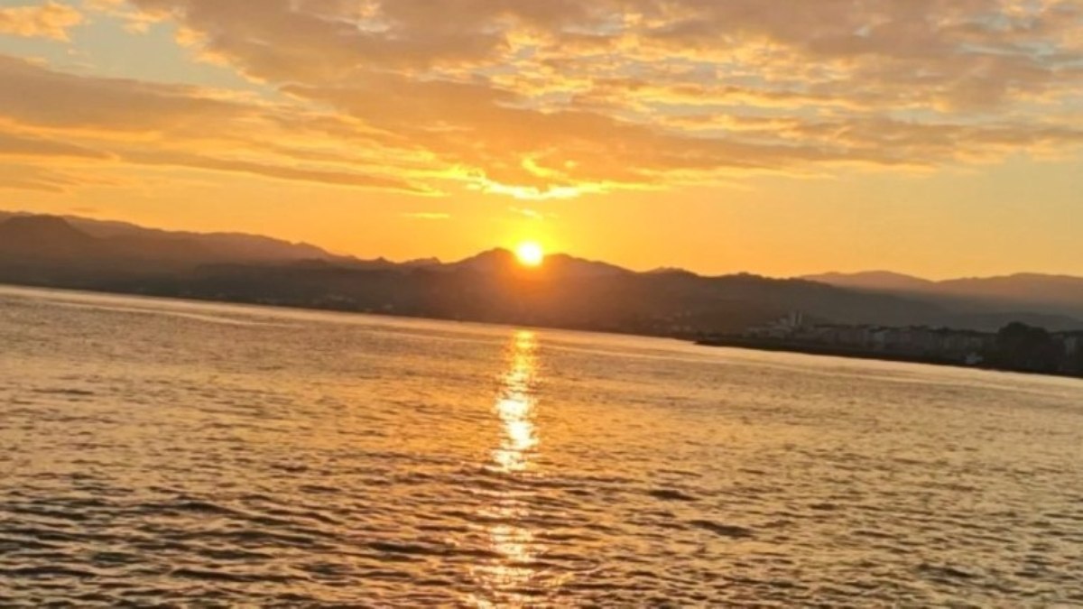 Ordu’da gün doğumuna yansıyan ‘ay-yıldız’ silueti görüntülendi