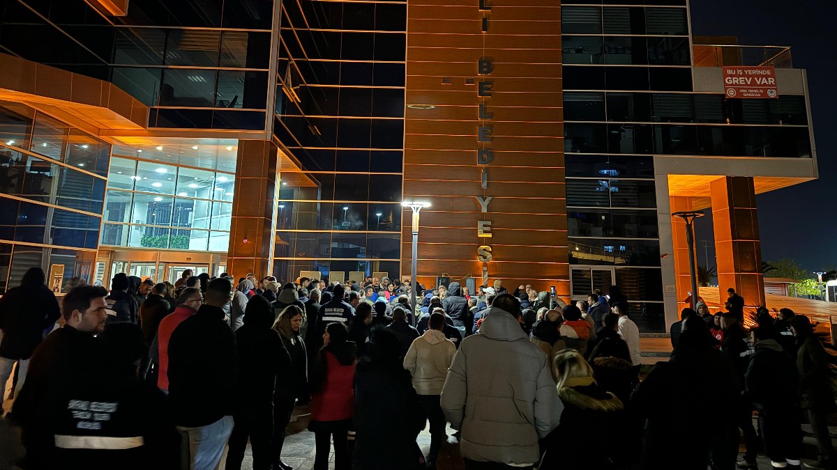 İzmir’in Bayraklı Belediyesi’nde işçiler greve başladı