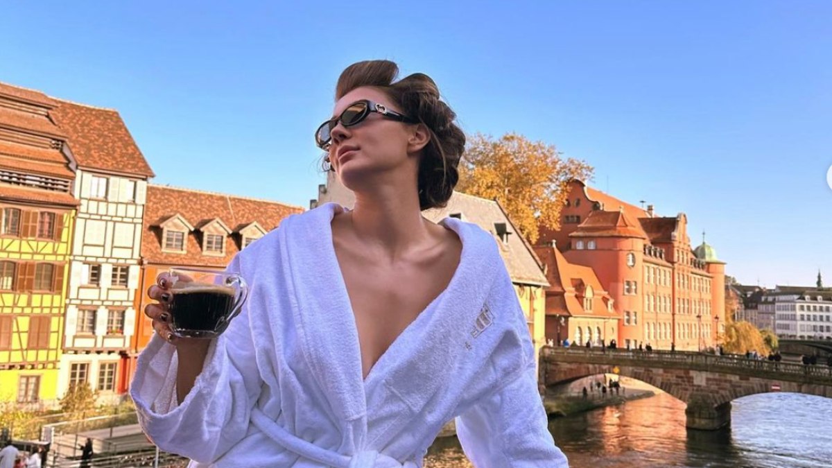 Oyuncu Burcu Özberk bornozlu pozunu sosyal medya hesabından yayınladı