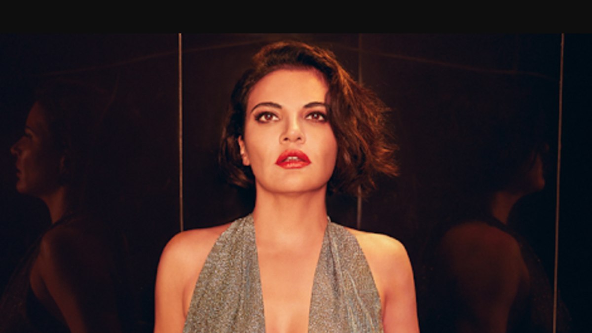 Şarkıcı Göksel 15 yaş küçük sevgilisiyle bir davete katıldı! Aşıkların utangaç halleri dikkat çekti