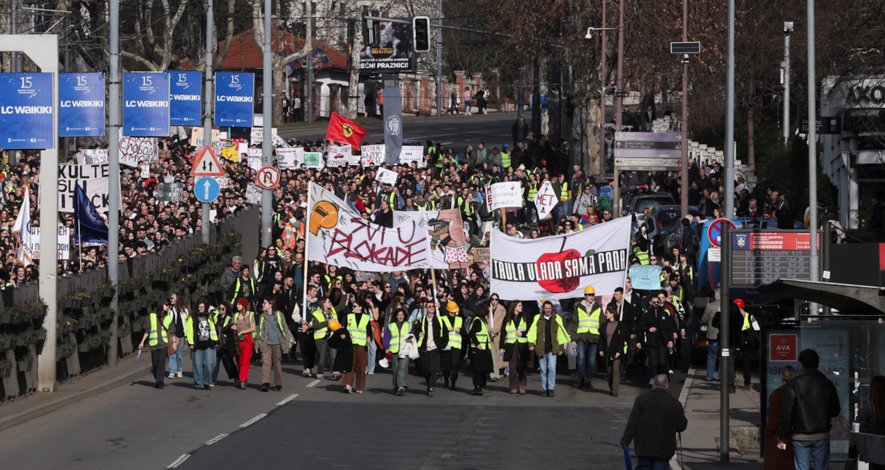 15 kişiyi öldüren ihmal sebebiyle başlayan protestolar, yasa dışı ilan edildi