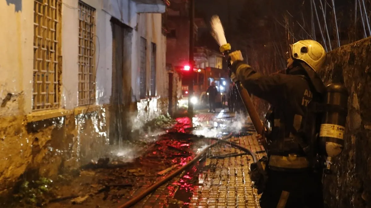 Antalya’da 150 yıllık tarihi bina alev alev yandı