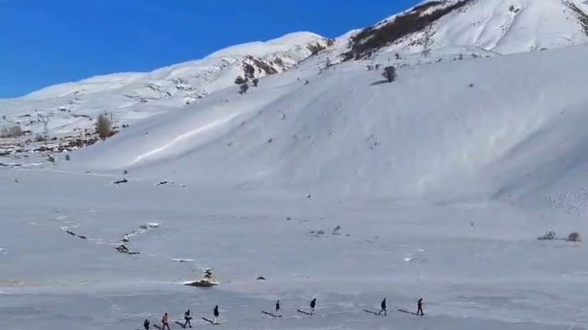 Bingöl’de göl buz tuttu, doğaseverler üzerinde yürüdü