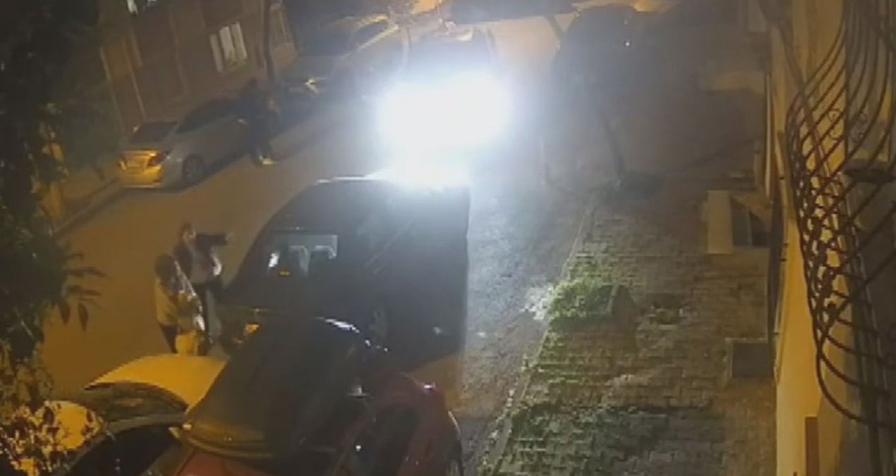 Sokak ortasında kucağında bebeği olan kadını darbetti